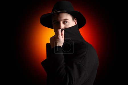 Téléchargez les photos : Homme espion sur fond sombre - en image libre de droit