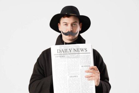 Téléchargez les photos : Homme espion avec moustache en papier et journal sur fond clair - en image libre de droit