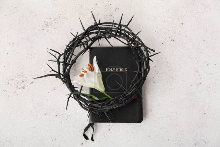 Santa Biblia con lirio blanco y corona de espinas sobre fondo grunge