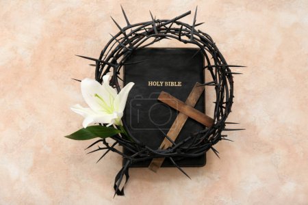 Foto de Composición con la Santa Biblia, cruz, corona de espinas y lirio sobre fondo claro - Imagen libre de derechos