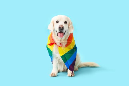 Mignon chien labrador avec drapeau LGBT assis sur fond bleu