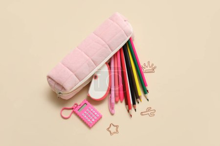 Foto de Caja de lápiz rosa con diferentes artículos de papelería de la escuela sobre fondo beige - Imagen libre de derechos