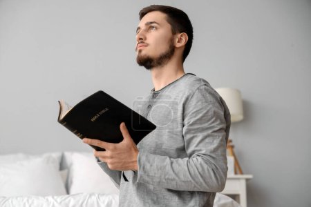 Foto de Joven leyendo la Biblia en el dormitorio - Imagen libre de derechos