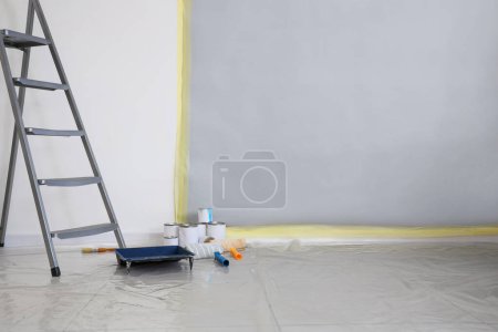 Foto de Escalera con herramientas de pintura para la reparación en la habitación - Imagen libre de derechos