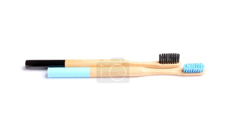 Téléchargez les photos : Brosses à dents en bois sur fond blanc - en image libre de droit