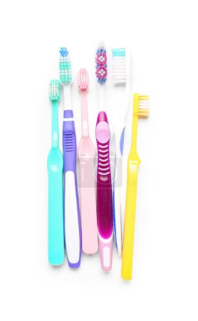 Téléchargez les photos : Brosses à dents colorées sur fond blanc - en image libre de droit