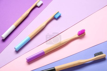 Téléchargez les photos : Brosses à dents en bois sur fond coloré - en image libre de droit
