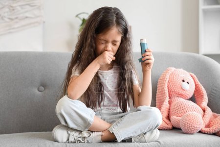 Téléchargez les photos : Petite fille avec inhalateur ayant une crise d'asthme à la maison - en image libre de droit