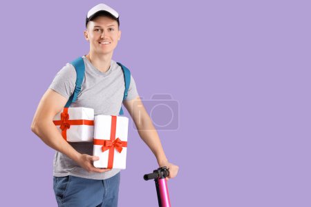 Männlicher Kurier mit Geschenkboxen und Tretroller auf fliederfarbenem Hintergrund