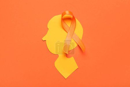 Papier menschlicher Kopf und orangefarbenes Band auf farbigem Hintergrund. Multiple Sklerose: Monat des Bewusstseins