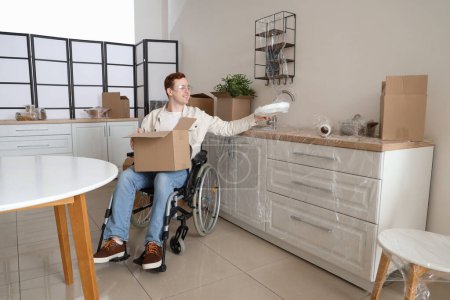 Téléchargez les photos : Jeune homme dans des plats d'emballage en fauteuil roulant pendant la réparation à la maison - en image libre de droit