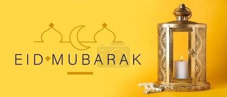 Téléchargez les photos : Lanterne arabe, perles de prière et texte EID MUBAKAR (Bienheureuse Aïd) sur fond jaune - en image libre de droit