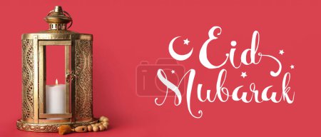 Téléchargez les photos : Lanterne arabe, perles de prière et texte EID MUBAKAR (Bienheureuse Aïd) sur fond rouge - en image libre de droit