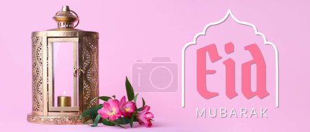 Téléchargez les photos : Lanterne arabe, fleurs et texte EID MUBAKAR (Bienheureuse Aïd) sur fond rose - en image libre de droit