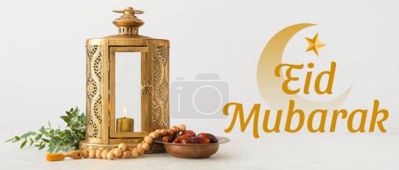Téléchargez les photos : Lanterne arabe, perles de prière, dates séchées et texte EID MUBAKAR (Bienheureuse Aïd) sur fond clair - en image libre de droit