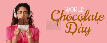 Schöne junge Afroamerikanerin mit Kopfhörern und süßem Schokoriegel auf rosa Hintergrund. Weltschokoladentag