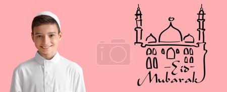 Téléchargez les photos : Garçon musulman et texte EID MUBARAK (Bienheureux Eid) sur fond rose - en image libre de droit