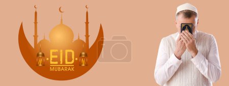 Téléchargez les photos : Prier l'homme musulman et texte EID MUBARAK (Bienheureuse Aïd) sur fond beige - en image libre de droit