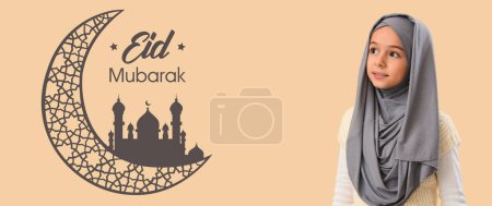 Téléchargez les photos : Petite fille musulmane et texte EID MUBARAK (Bienheureuse Aïd) sur fond beige - en image libre de droit