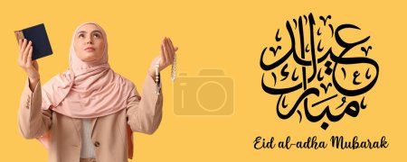 Téléchargez les photos : Femme musulmane en prière et texte EID AL-ADHA MUBARAK (Bienheureuse Aïd Al Adha) sur fond jaune - en image libre de droit