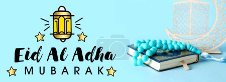 Téléchargez les photos : Coran, perles de prière, croissant et texte EID AL ADHA MUBARAK (Bienheureuse Aïd Al Adha) sur fond bleu clair - en image libre de droit