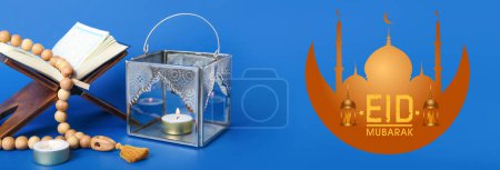 Téléchargez les photos : Lampe musulmane avec bougies allumées, perles de prière, Coran et texte EID MUBARAK (Bienheureuse Aïd) sur fond bleu - en image libre de droit