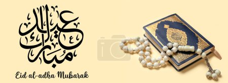 Téléchargez les photos : Coran, perles de prière et texte EID AL ADHA MUBARAK (Bienheureuse Aïd Al Adha) sur fond beige - en image libre de droit