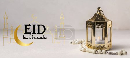 Téléchargez les photos : Lanterne musulmane, perles de prière et texte EID MUBARAK (Bienheureuse Aïd) sur fond clair - en image libre de droit