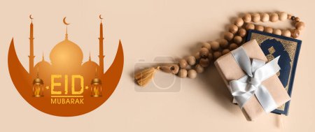 Téléchargez les photos : Coffret cadeau, perles de prière, Coran et texte EID MUBARAK (Bienheureux Aïd) sur fond beige - en image libre de droit