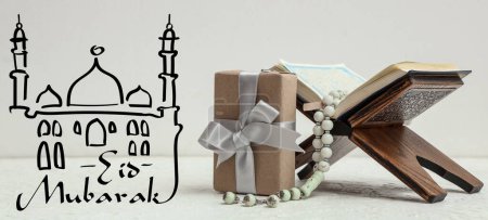 Téléchargez les photos : Coffret cadeau, Coran, perles de prière et texte EID MUBARAK (Bienheureux Aïd) sur fond blanc - en image libre de droit