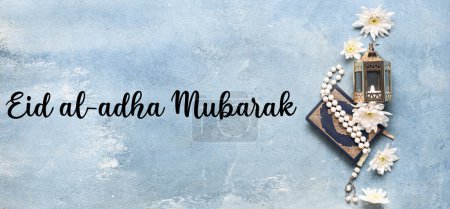 Téléchargez les photos : Lanterne musulmane, fleurs, tasbih, Coran et texte EID AL ADHA MUBARAK (Bienheureuse Aïd Al Adha) sur fond bleu clair - en image libre de droit