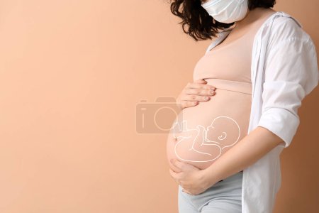 Téléchargez les photos : Jeune femme enceinte avec bébé dessiné sur le ventre sur fond beige avec espace pour le texte - en image libre de droit