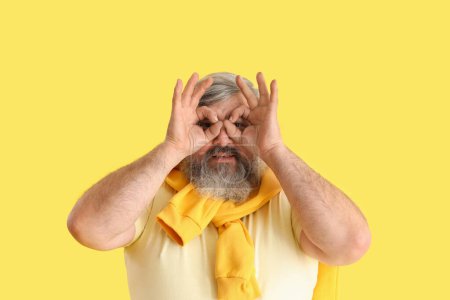 Foto de Hombre barbudo maduro mostrando OK sobre fondo amarillo - Imagen libre de derechos