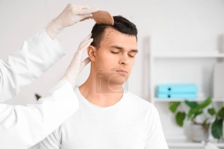 Arzt kämmt jungen Mann in Klinik die Haare, Nahaufnahme