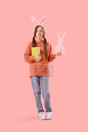 Téléchargez les photos : Petite fille mignonne avec des oreilles de lapin de Pâques, cadeau et lapin en papier sur fond rose - en image libre de droit