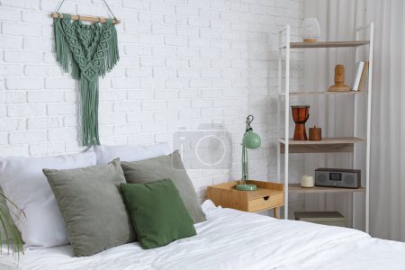 Téléchargez les photos : Oreillers doux sur lit confortable dans la chambre moderne - en image libre de droit