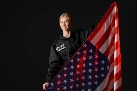 Téléchargez les photos : Officier de police féminin avec drapeau des États-Unis sur fond sombre - en image libre de droit