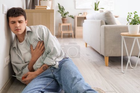 Jeune homme électrocuté avec tournevis assis près de la prise à la maison