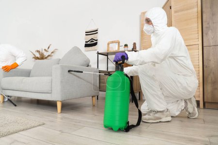 Téléchargez les photos : Canapé désinfectant pour homme dans la chambre - en image libre de droit