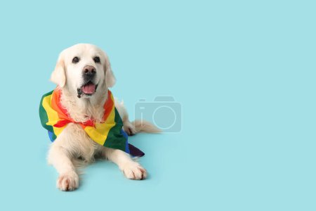 Mignon chien labrador avec drapeau LGBT couché sur fond bleu