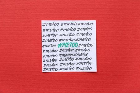 Téléchargez les photos : Papier avec hashtags METOO sur fond rouge - en image libre de droit
