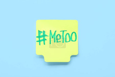 Téléchargez les photos : Papier collant avec hashtag METOO sur fond bleu - en image libre de droit