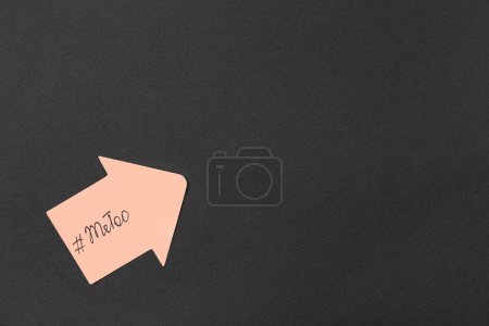 Téléchargez les photos : Papier collant avec hashtag METOO sur fond sombre - en image libre de droit