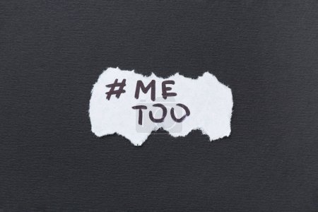 Téléchargez les photos : Pièce en papier déchiré avec hashtag METOO sur fond sombre - en image libre de droit