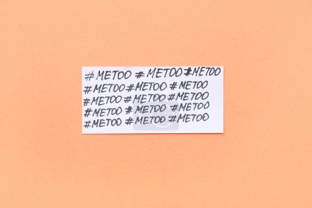 Téléchargez les photos : Feuille de papier avec hashtags METOO sur fond orange - en image libre de droit