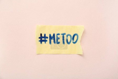 Téléchargez les photos : Pièce en papier déchiré avec hashtag METOO sur fond beige - en image libre de droit