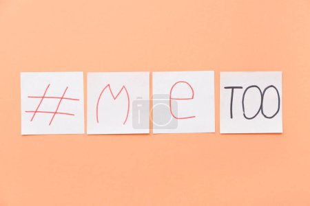 Téléchargez les photos : Feuilles de papier avec hashtag METOO sur fond orange - en image libre de droit