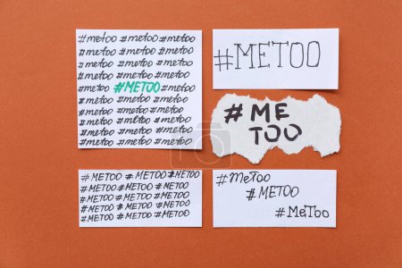 Téléchargez les photos : Feuilles de papier avec hashtags METOO sur fond orange - en image libre de droit