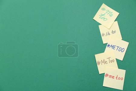 Téléchargez les photos : Feuilles de papier avec hashtags METOO sur fond vert - en image libre de droit