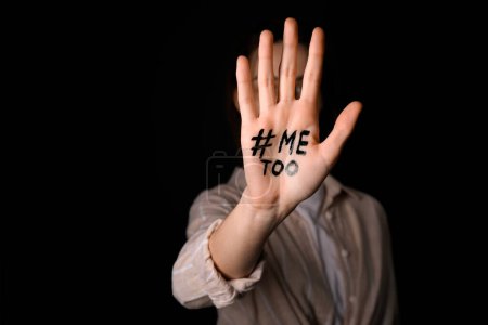 Téléchargez les photos : Femme avec le hashtag METOO sur sa paume sur fond sombre, gros plan - en image libre de droit